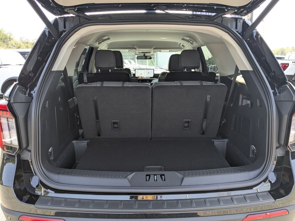 2025 Ford Explorer photo 5