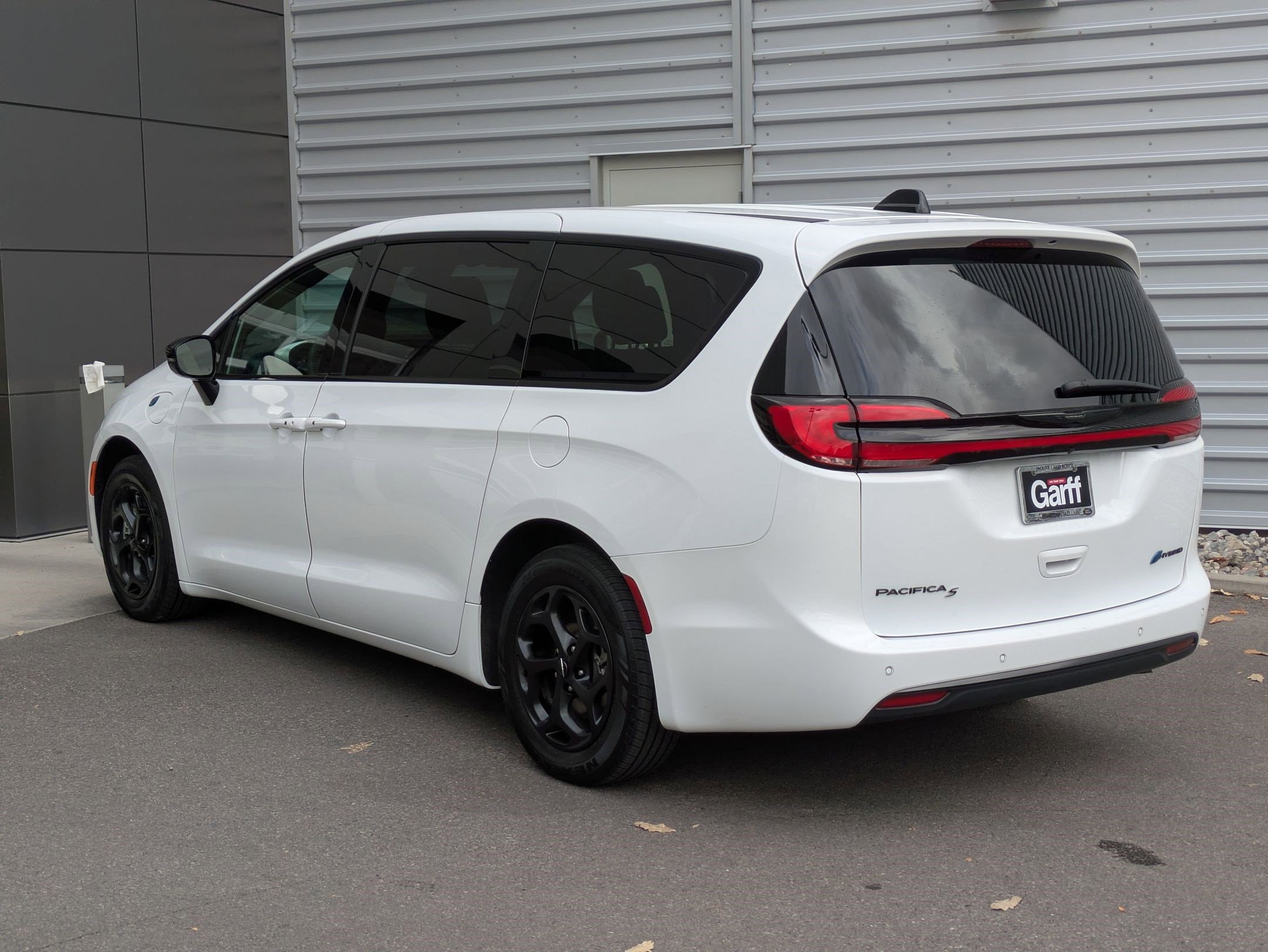 2023 Chrysler Pacifica Hybrid Limited photo 3