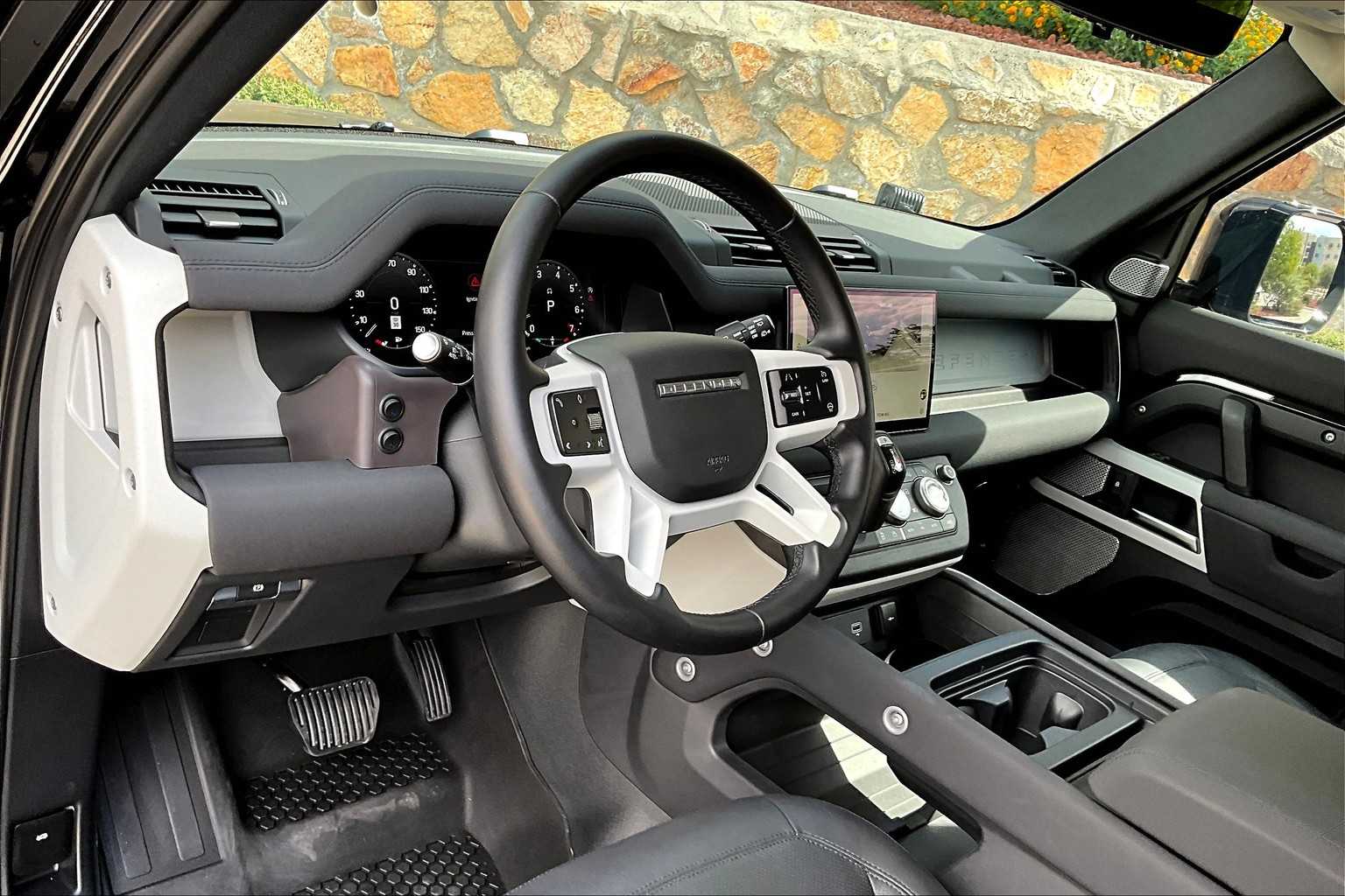 2023 Land Rover Defender SE photo 4