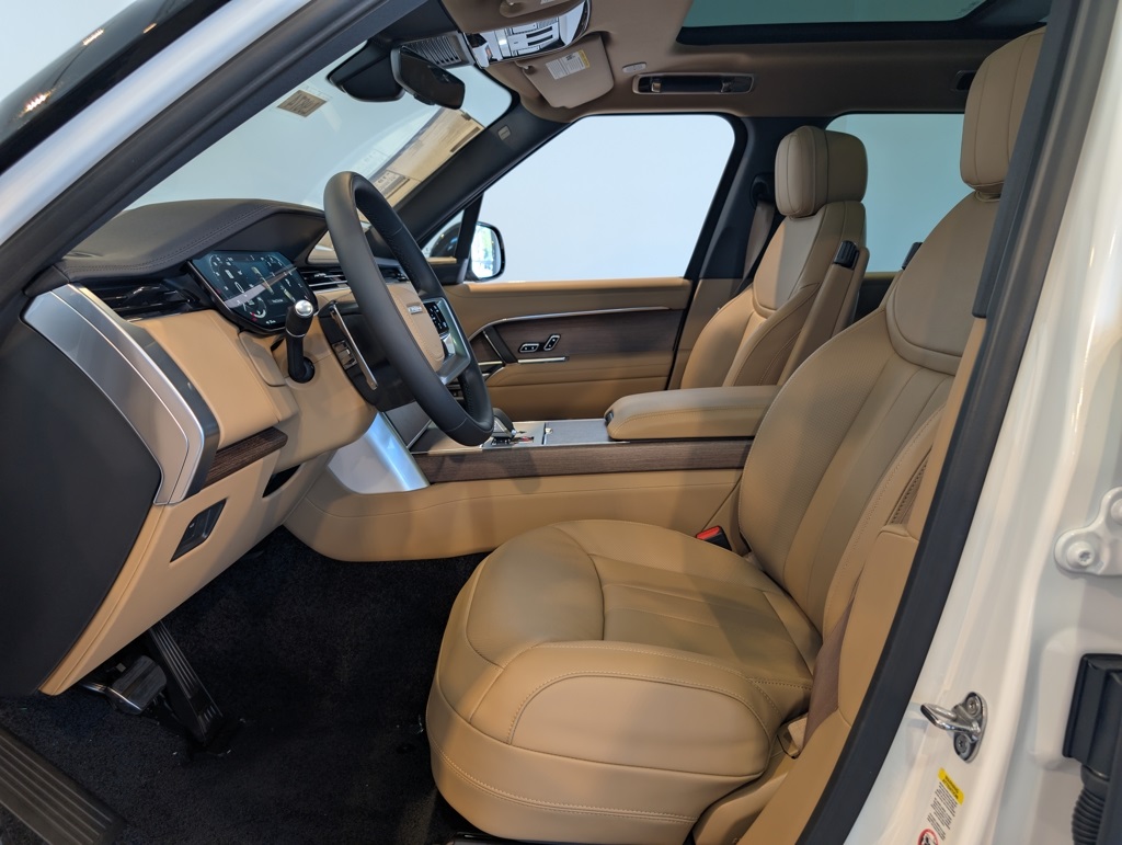 2025 Land Rover Range Rover SE photo 7