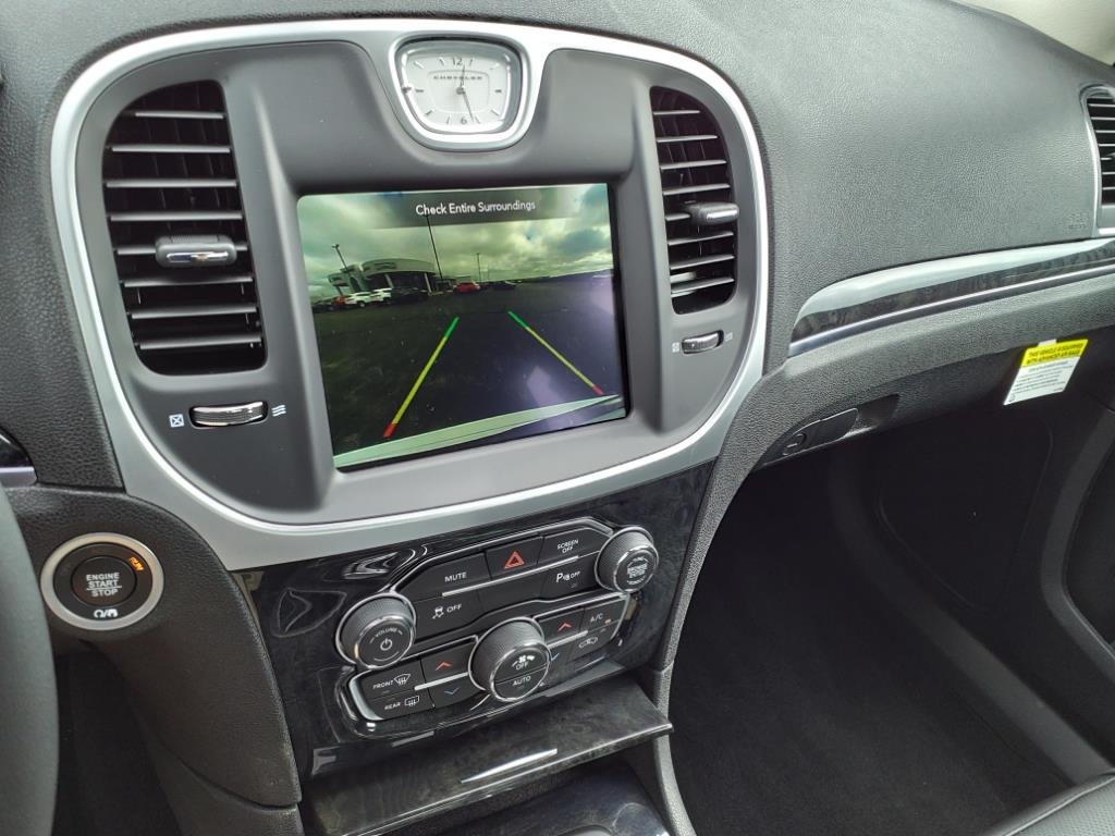 2023 Chrysler 300 Touring L photo 8