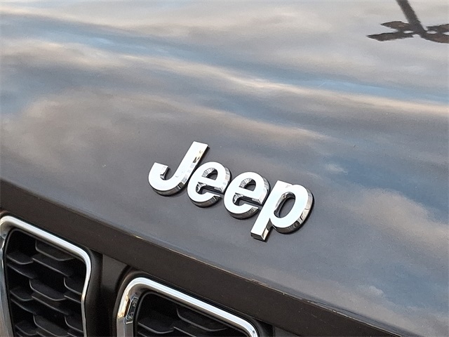 2023 Jeep Grand Cherokee Laredo photo 4