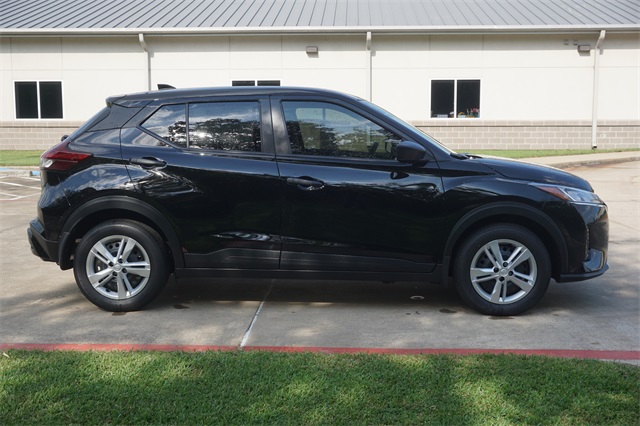 2025 Nissan Kicks Play S photo 3