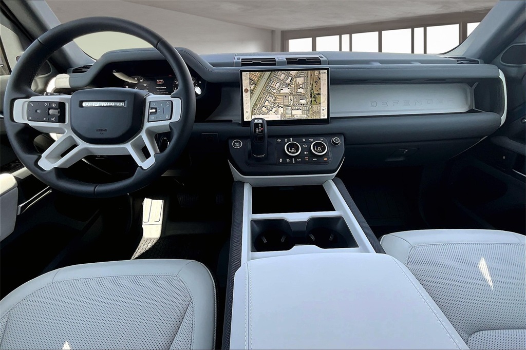 2025 Land Rover Defender 110 S photo 4