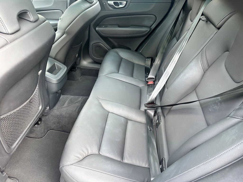 2025 Volvo XC60 B5 Plus photo 8