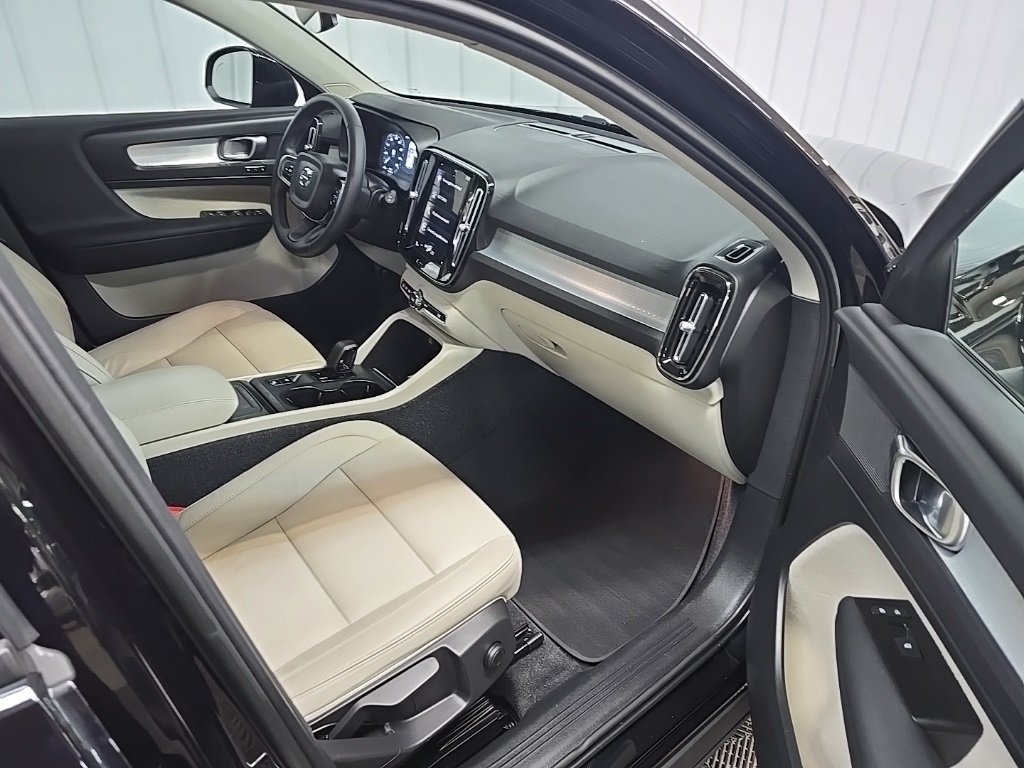 2022 Volvo XC40 Momentum photo 14