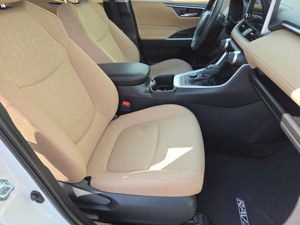 2023 Toyota RAV4 Hybrid XLE photo 25