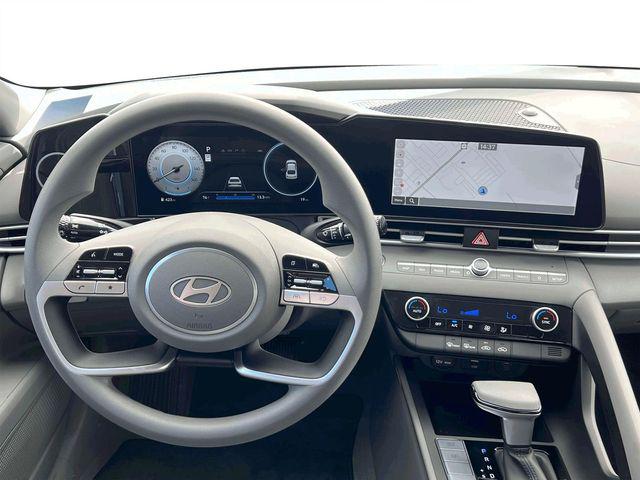 2024 Hyundai Elantra SEL photo 17