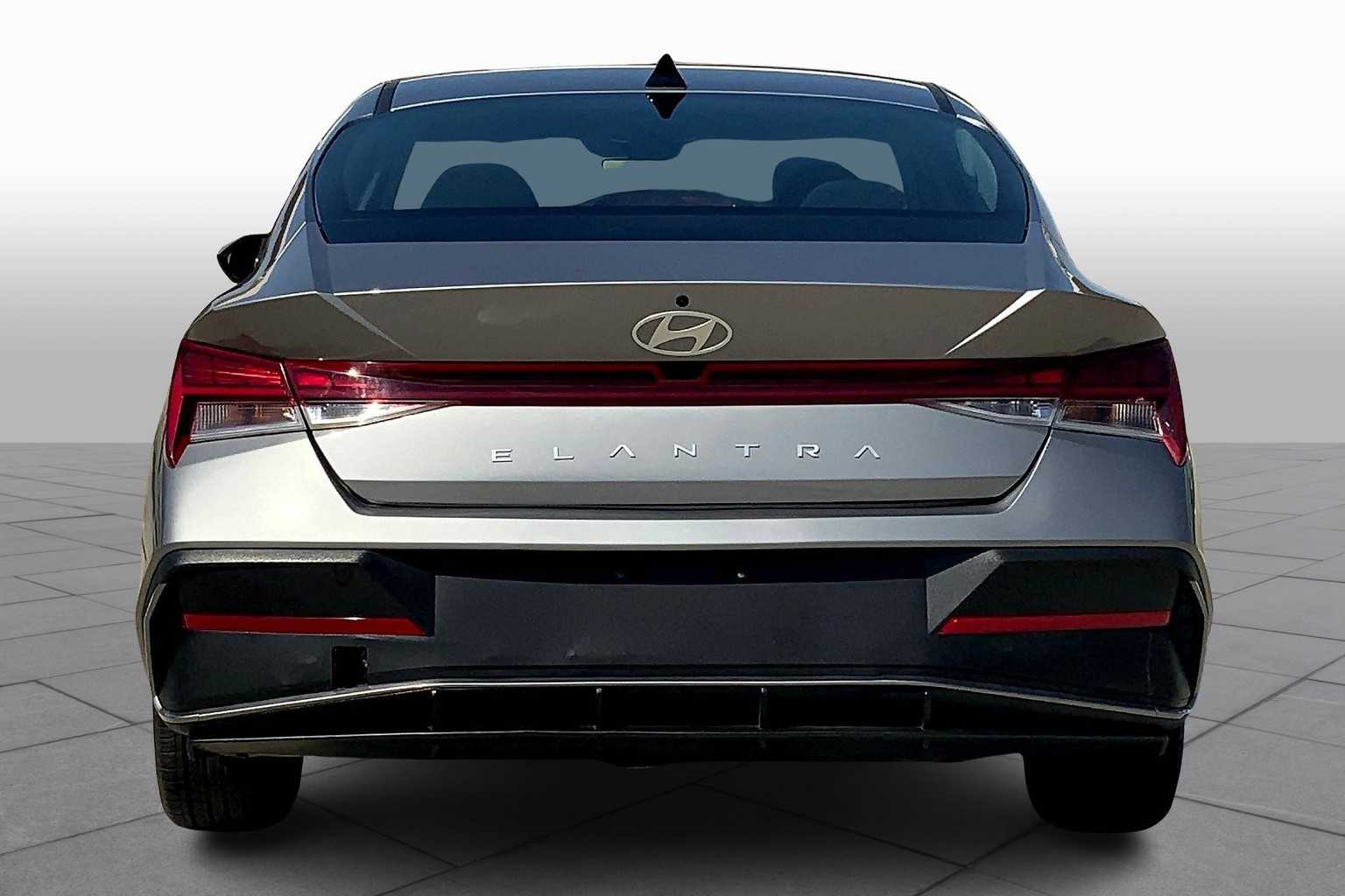 2025 Hyundai Elantra SEL Convenience photo 4