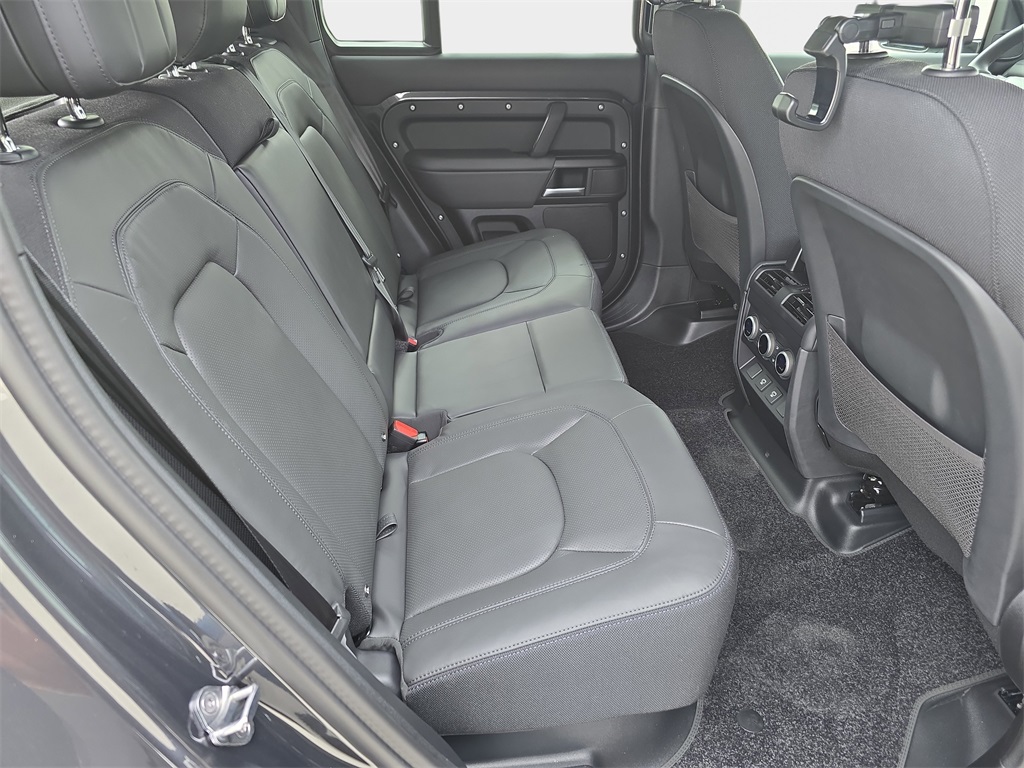 2025 Land Rover Defender 110 V8 photo 11