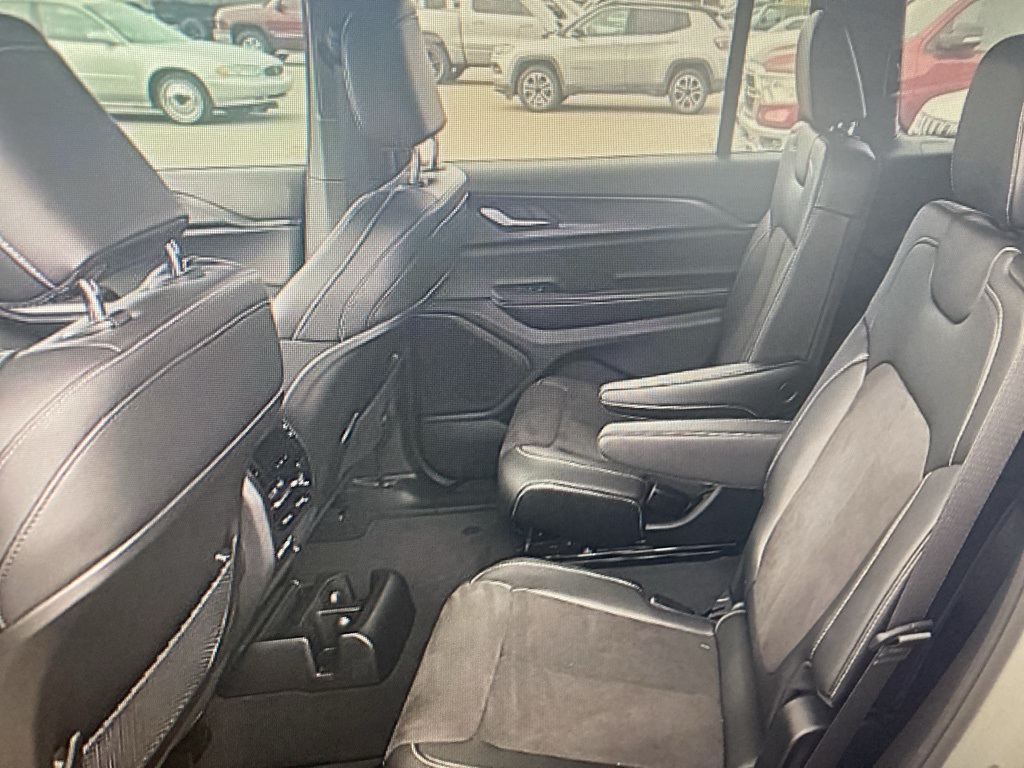 2023 Jeep Grand Cherokee Laredo photo 3