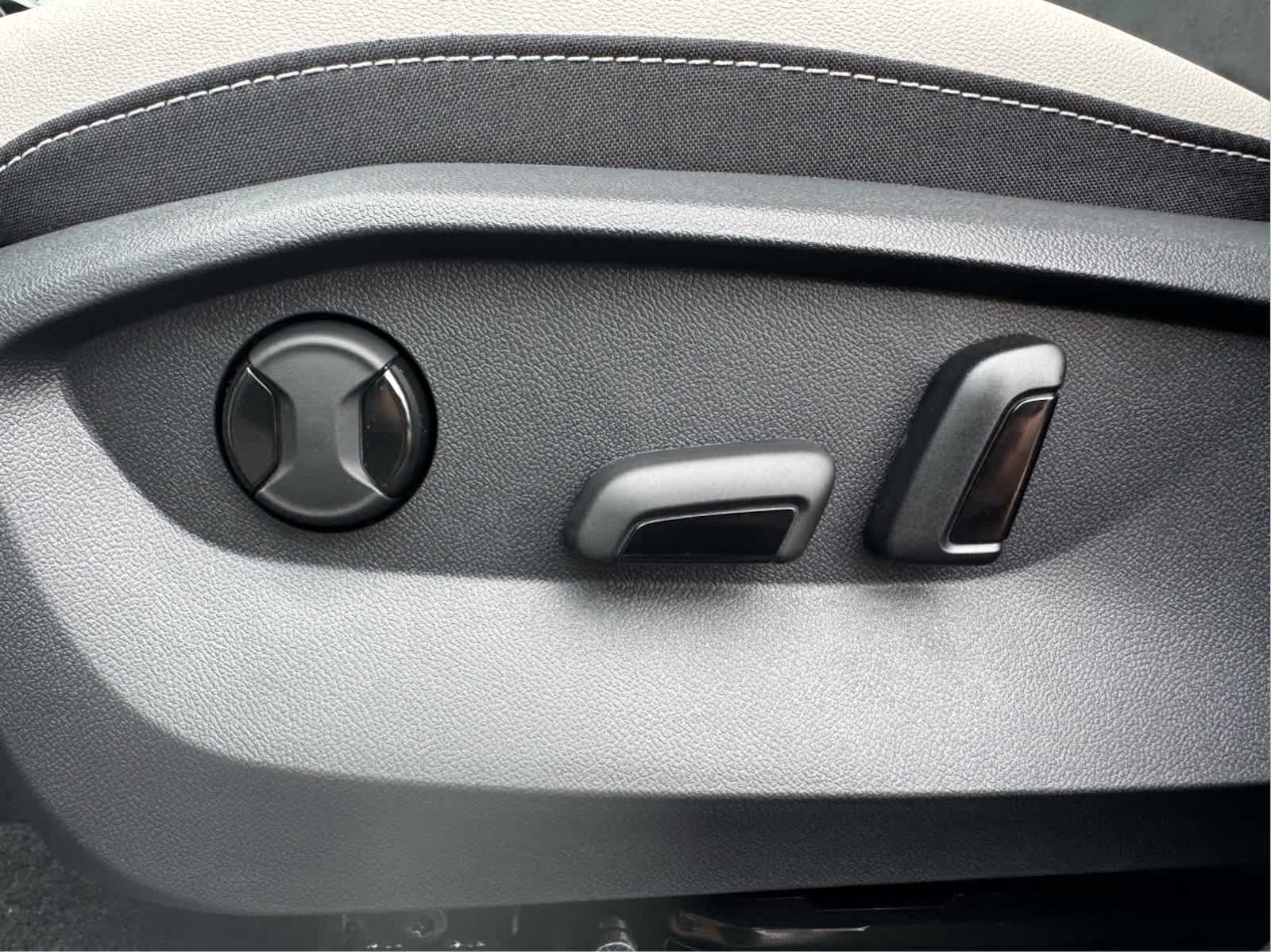 2025 Volkswagen Taos SE photo 10