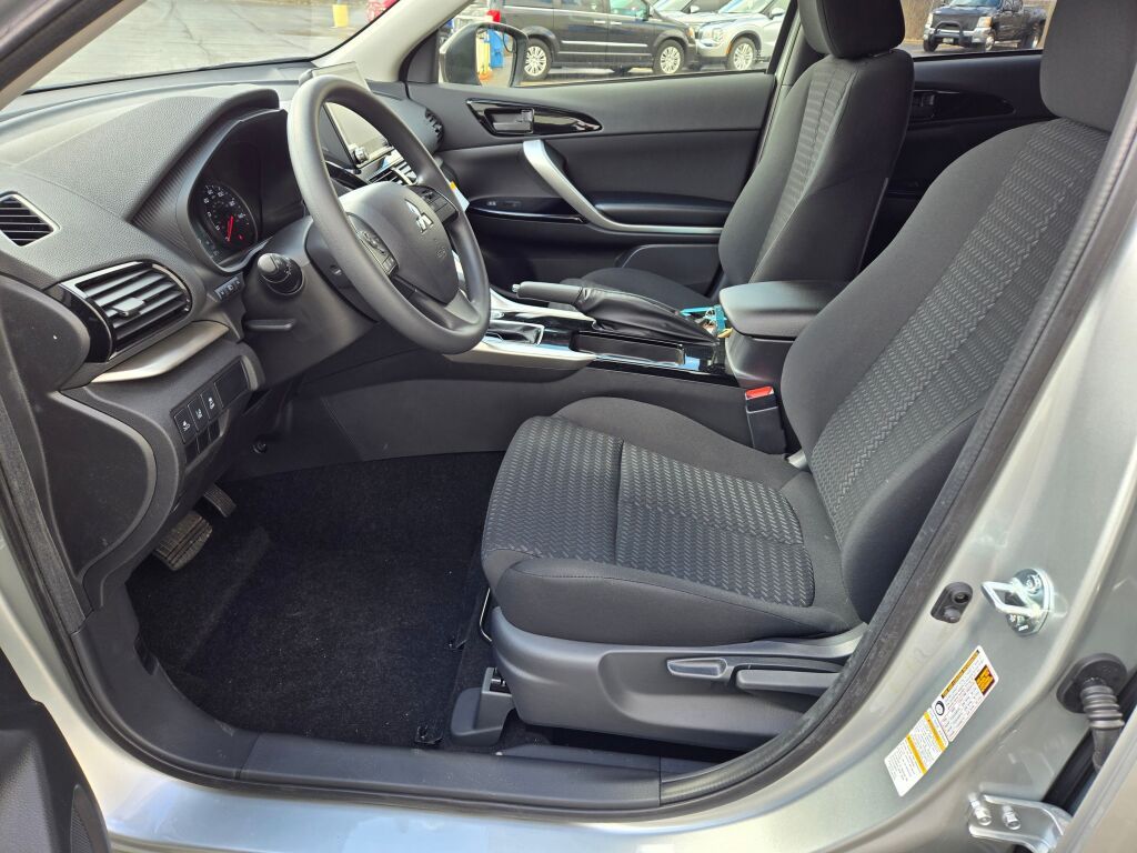 2025 Mitsubishi Eclipse Cross LE photo 11