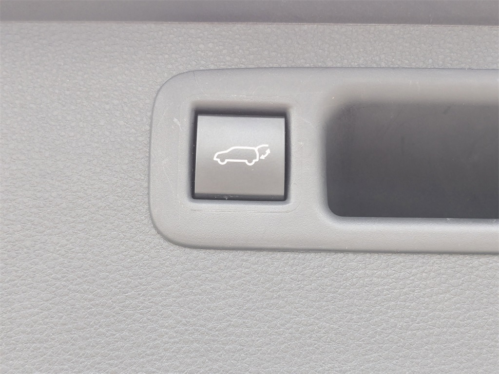 2023 Toyota Highlander LE photo 12