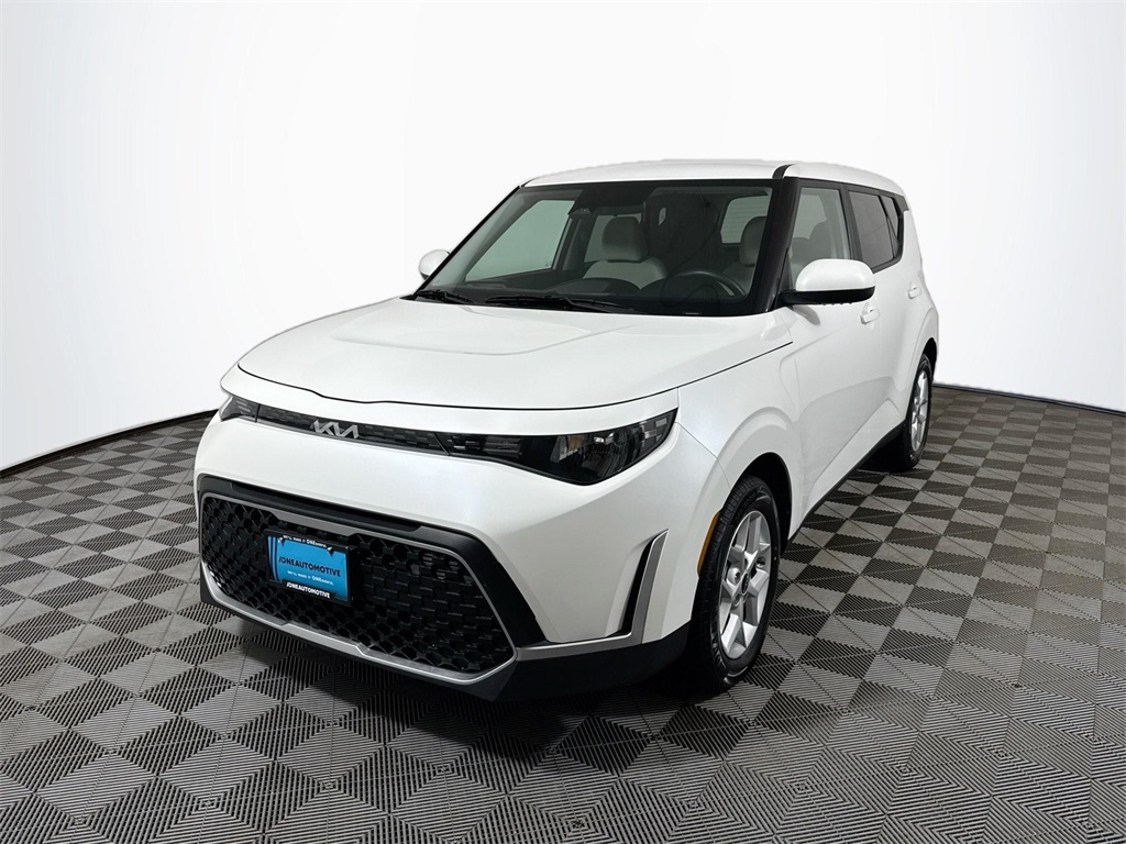 2023 Kia Soul LX's photo
