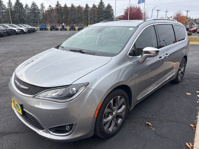 2019 Chrysler Pacifica Limited's photo