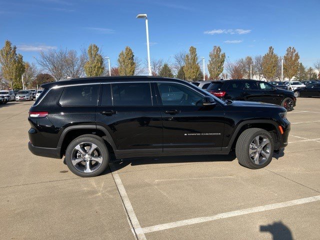 2025 Jeep Grand Cherokee Limited photo 3