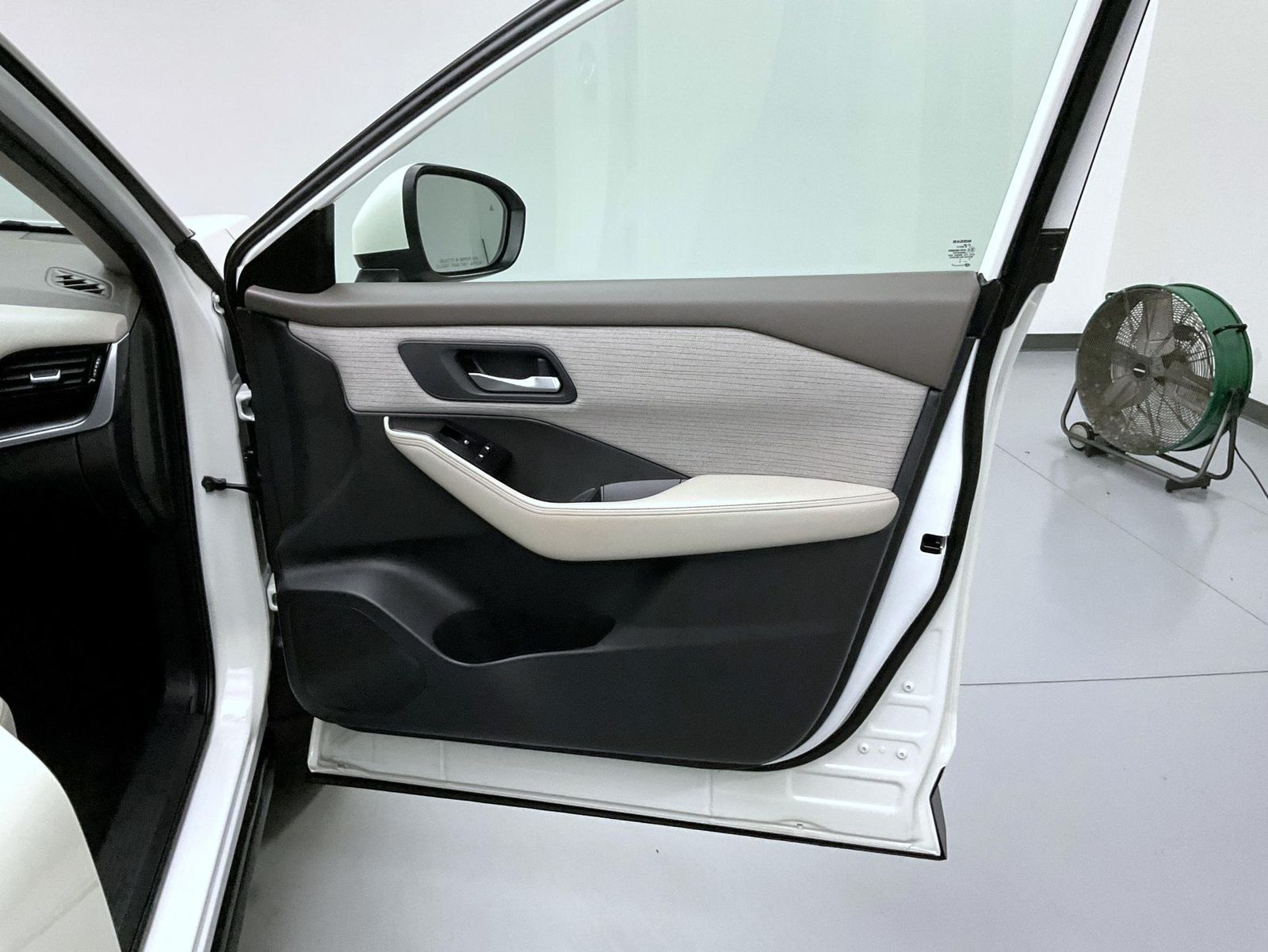 2022 Nissan Rogue SV photo 16