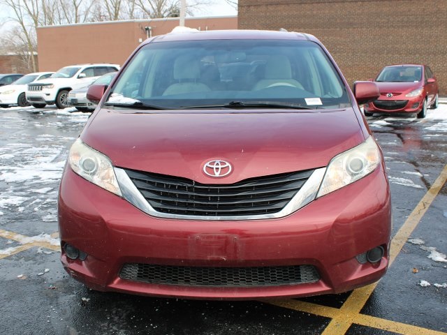 2012 Toyota Sienna LE photo 3