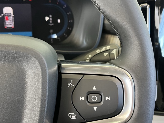 2025 Volvo XC40 Plus photo 19