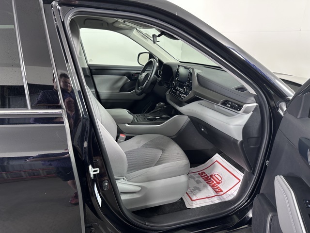 2022 Toyota Highlander LE photo 10