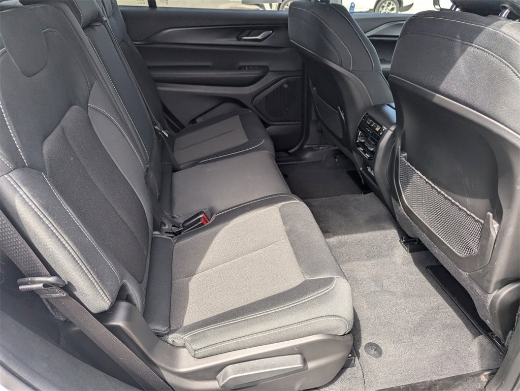 2023 Jeep Grand Cherokee Laredo photo 12