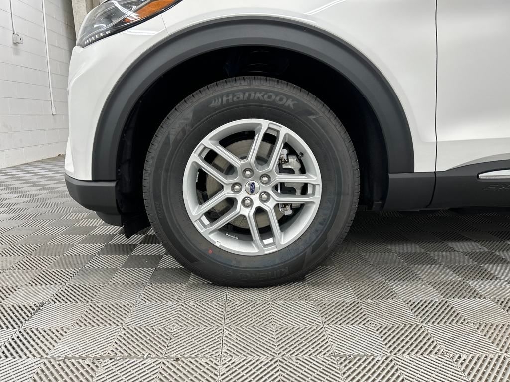 2025 Ford Explorer photo 9