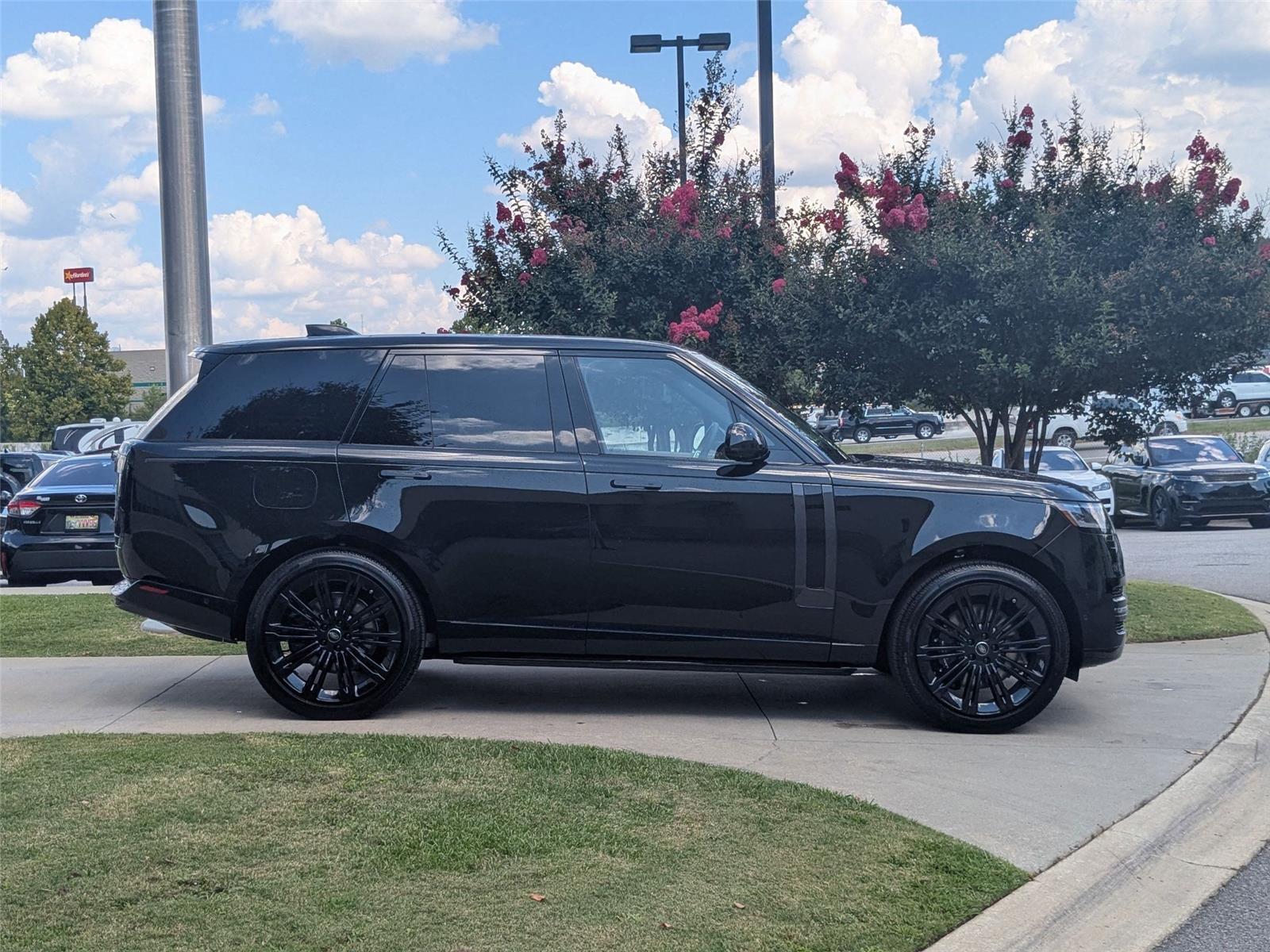 2025 Land Rover Range Rover SE photo 4
