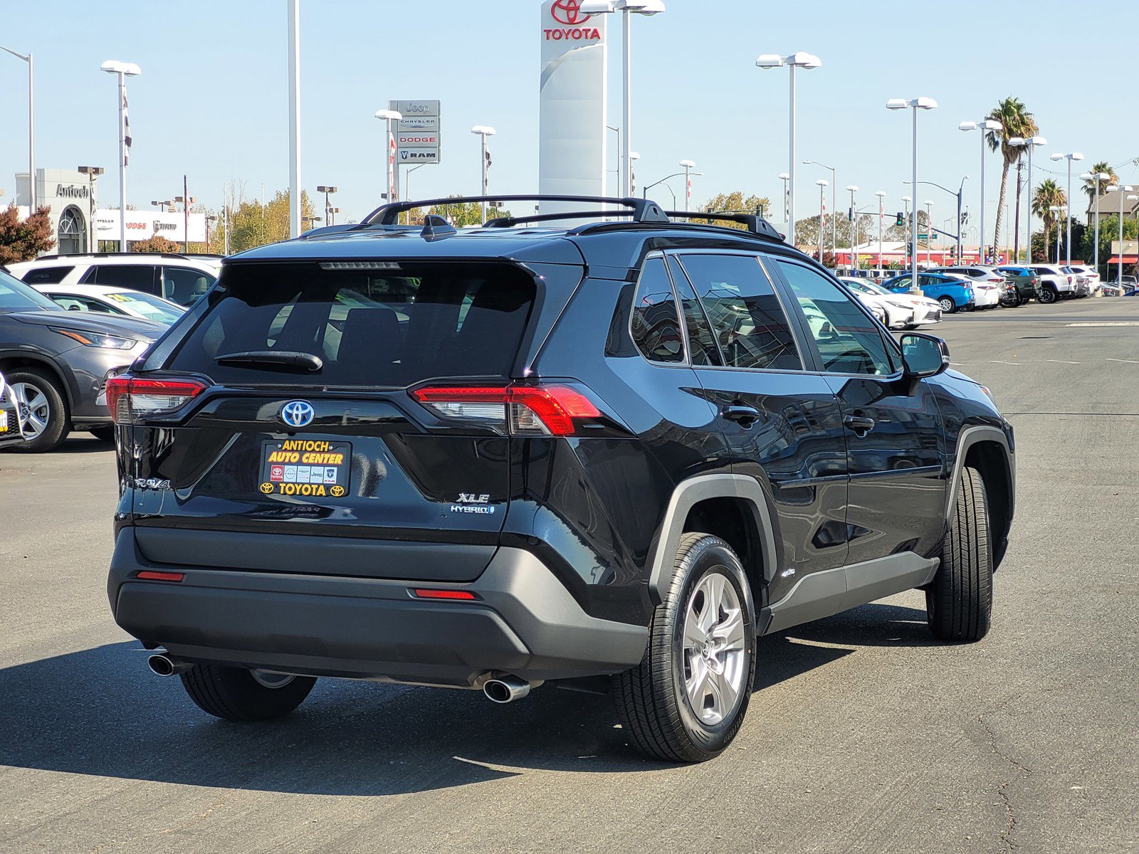 2023 Toyota RAV4 Hybrid XLE photo 3