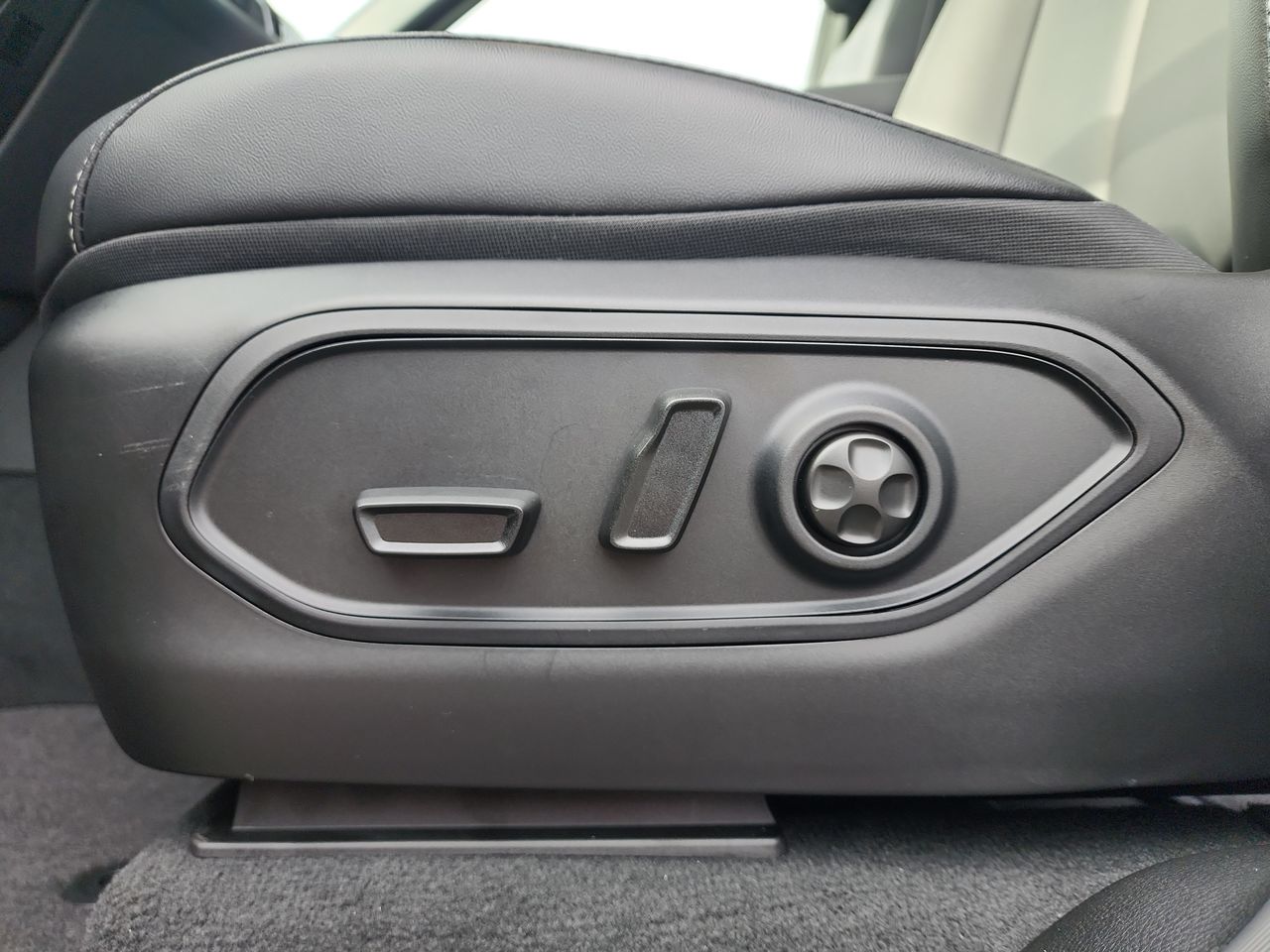 2025 Jeep Grand Cherokee Limited photo 9