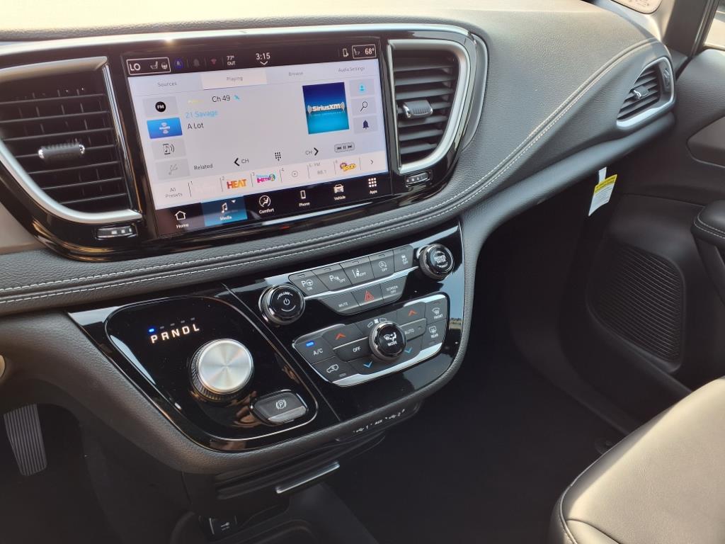 2025 Chrysler Pacifica photo 7