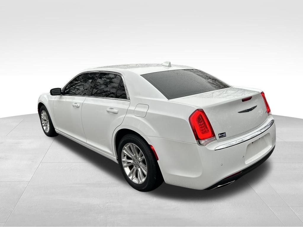 2021 Chrysler 300 Touring photo 2
