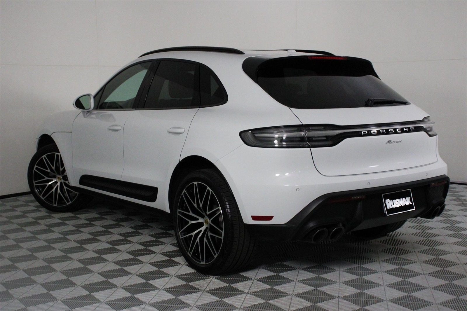 2025 Porsche Macan photo 3