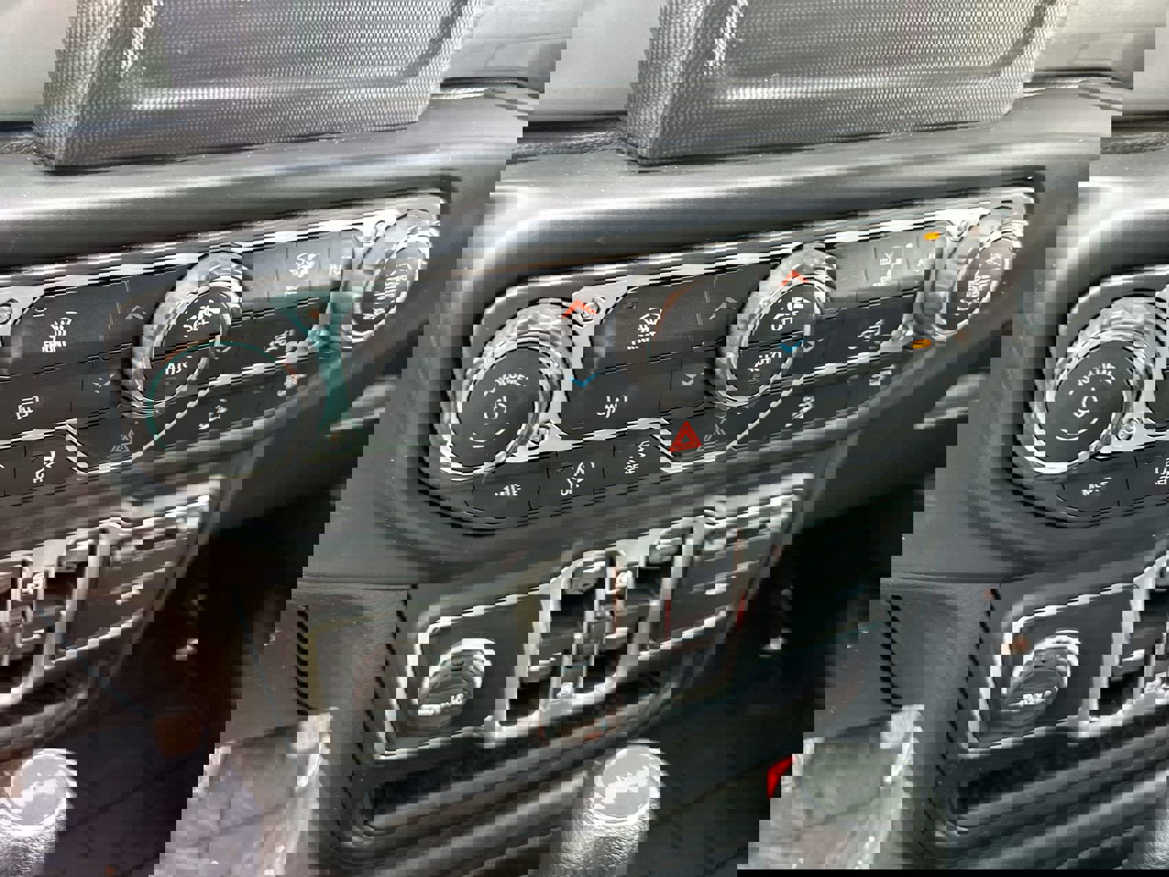 2020 Jeep Wrangler Unlimited Sahara photo 18