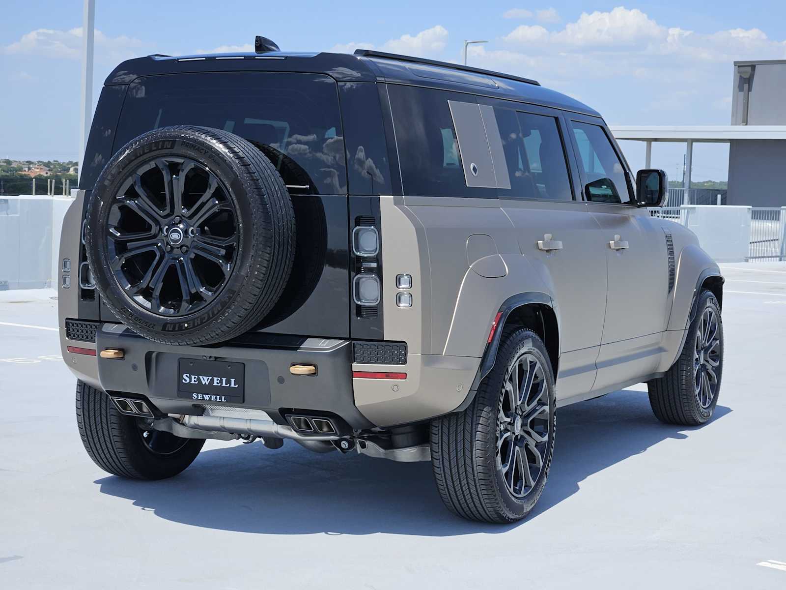 2025 Land Rover Defender 110 photo 5