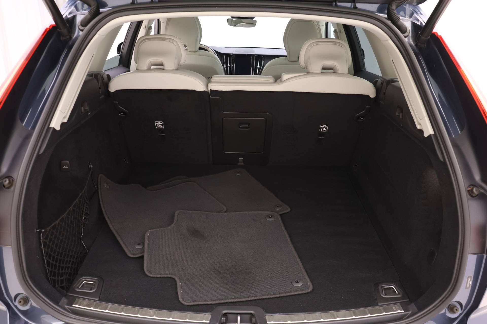 2023 Volvo XC60 B5 Ultimate photo 18