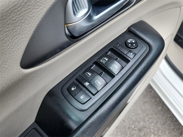 2020 Chrysler Pacifica Touring L photo 9