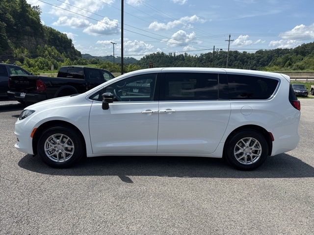 2025 Chrysler Voyager LX photo 5