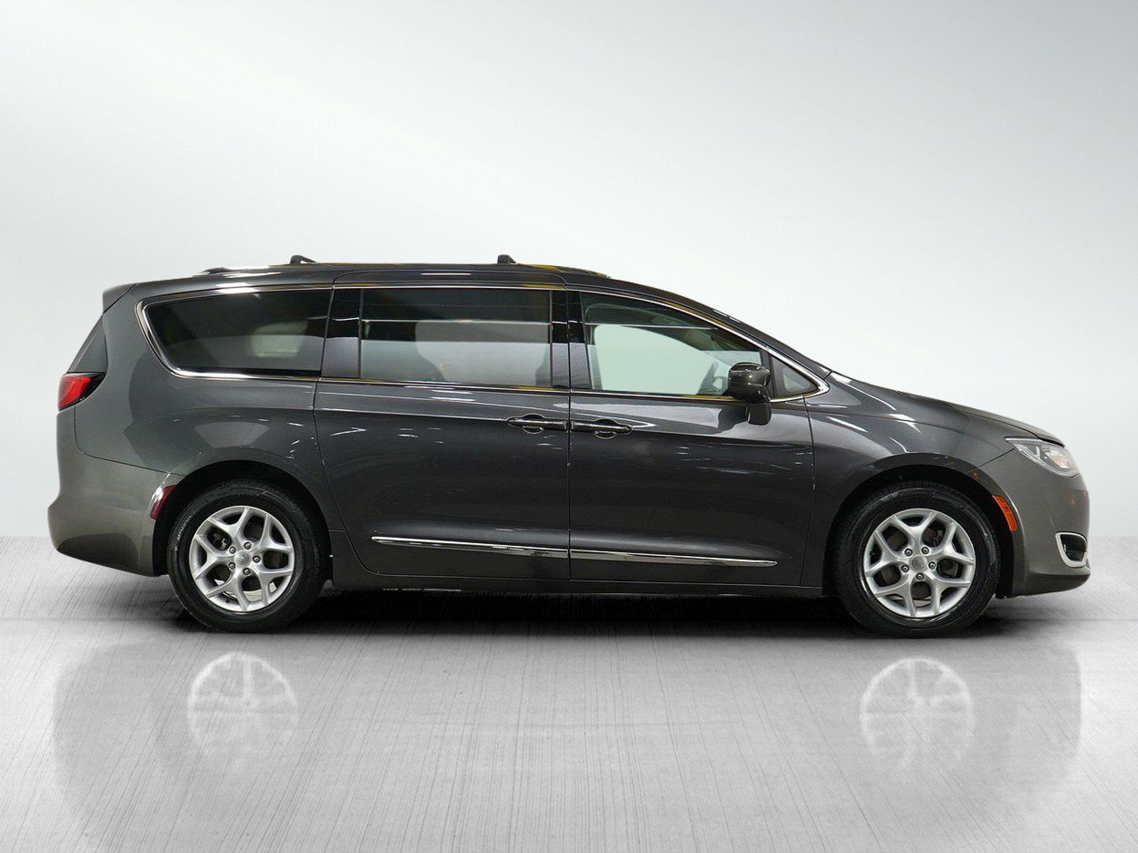 2017 Chrysler Pacifica Touring Plus photo 6