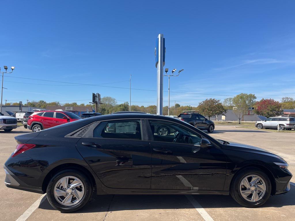 2025 Hyundai Elantra SE photo 4