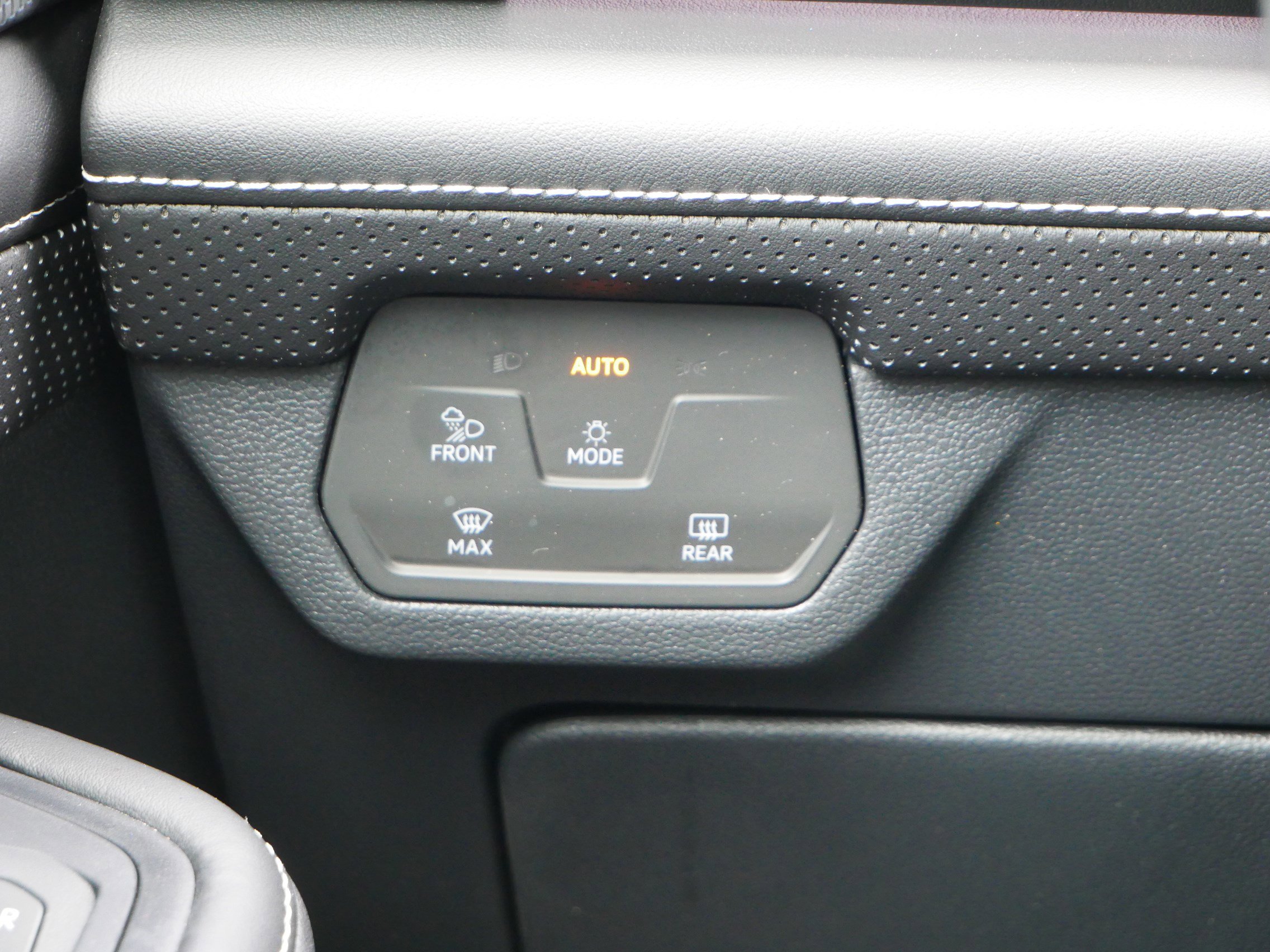 2024 Volkswagen Atlas Cross Sport SEL Premium R-Line photo 26