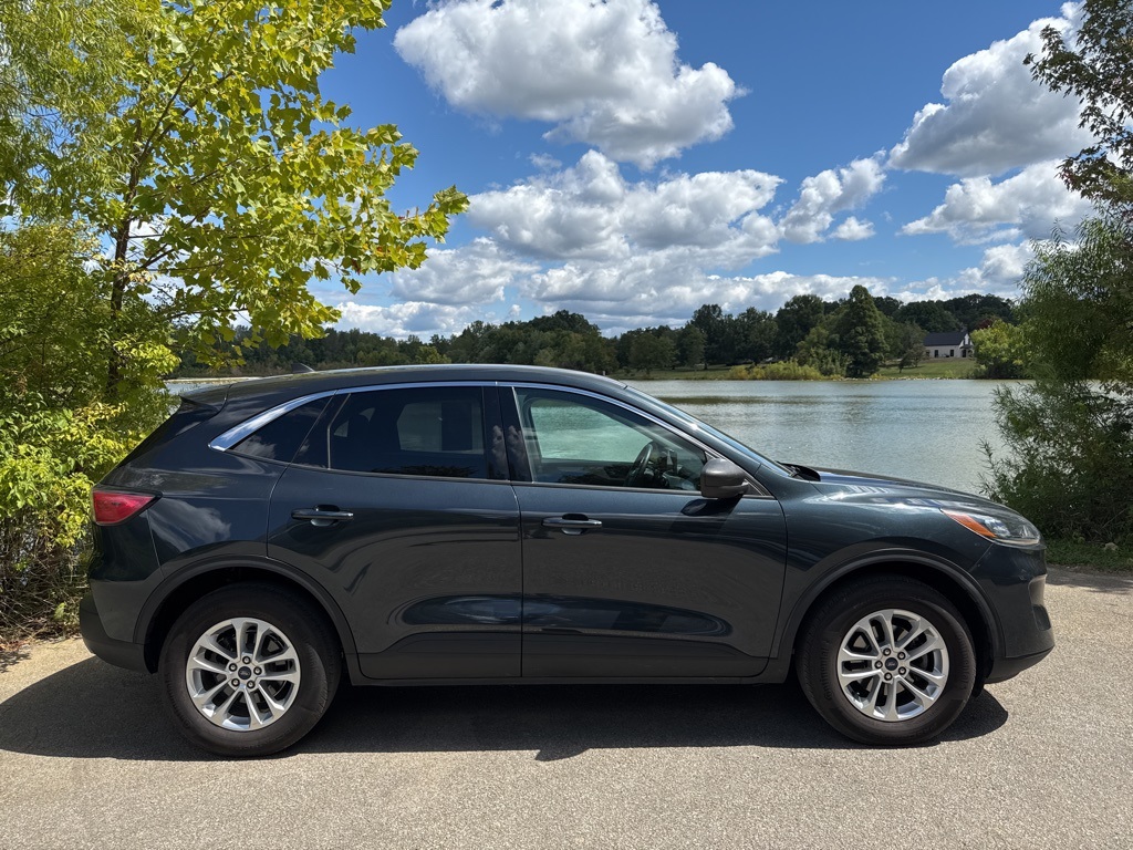 2022 Ford Escape SE photo 2