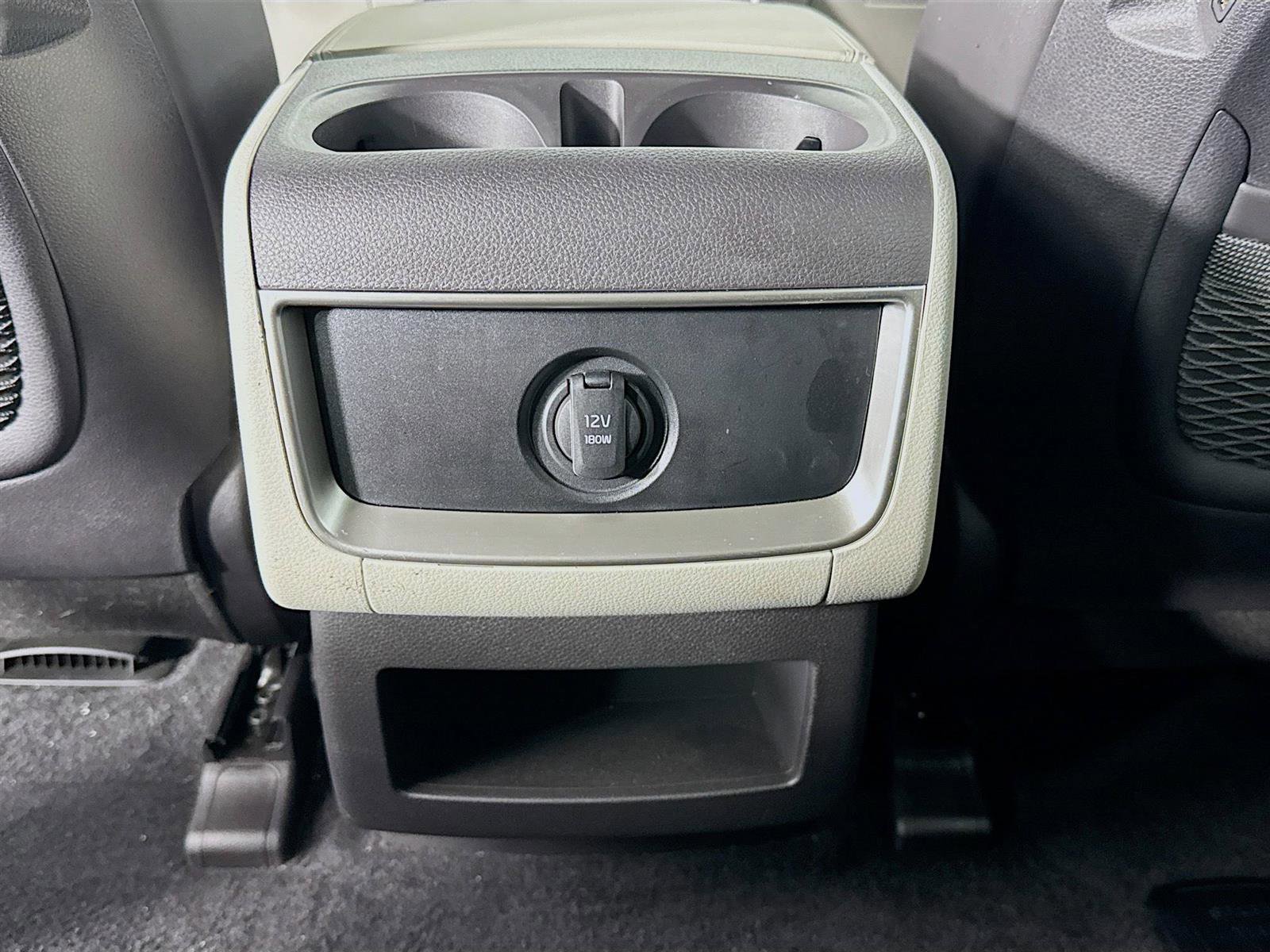 2024 Kia Carnival LX photo 25