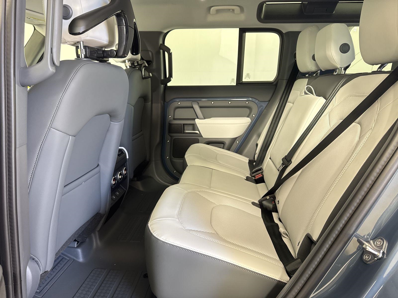 2025 Land Rover Defender 110 S photo 25