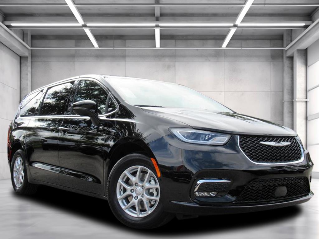2026 Chrysler Pacifica Select's photo