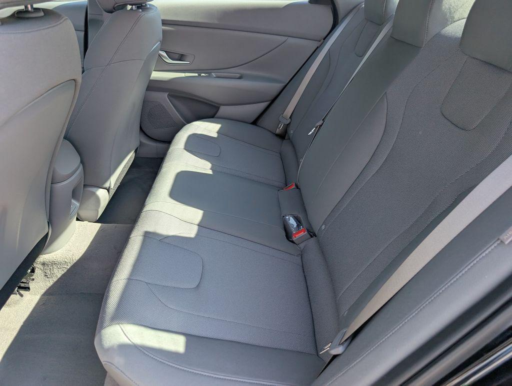 2025 Hyundai Elantra SE photo 18