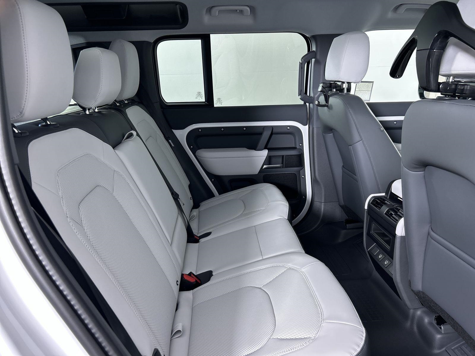 2025 Land Rover Defender 110 S photo 27