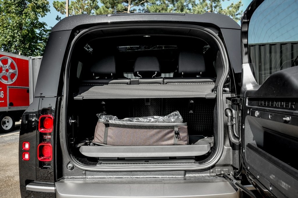 2025 Land Rover Defender 90 X-Dynamic SE photo 9