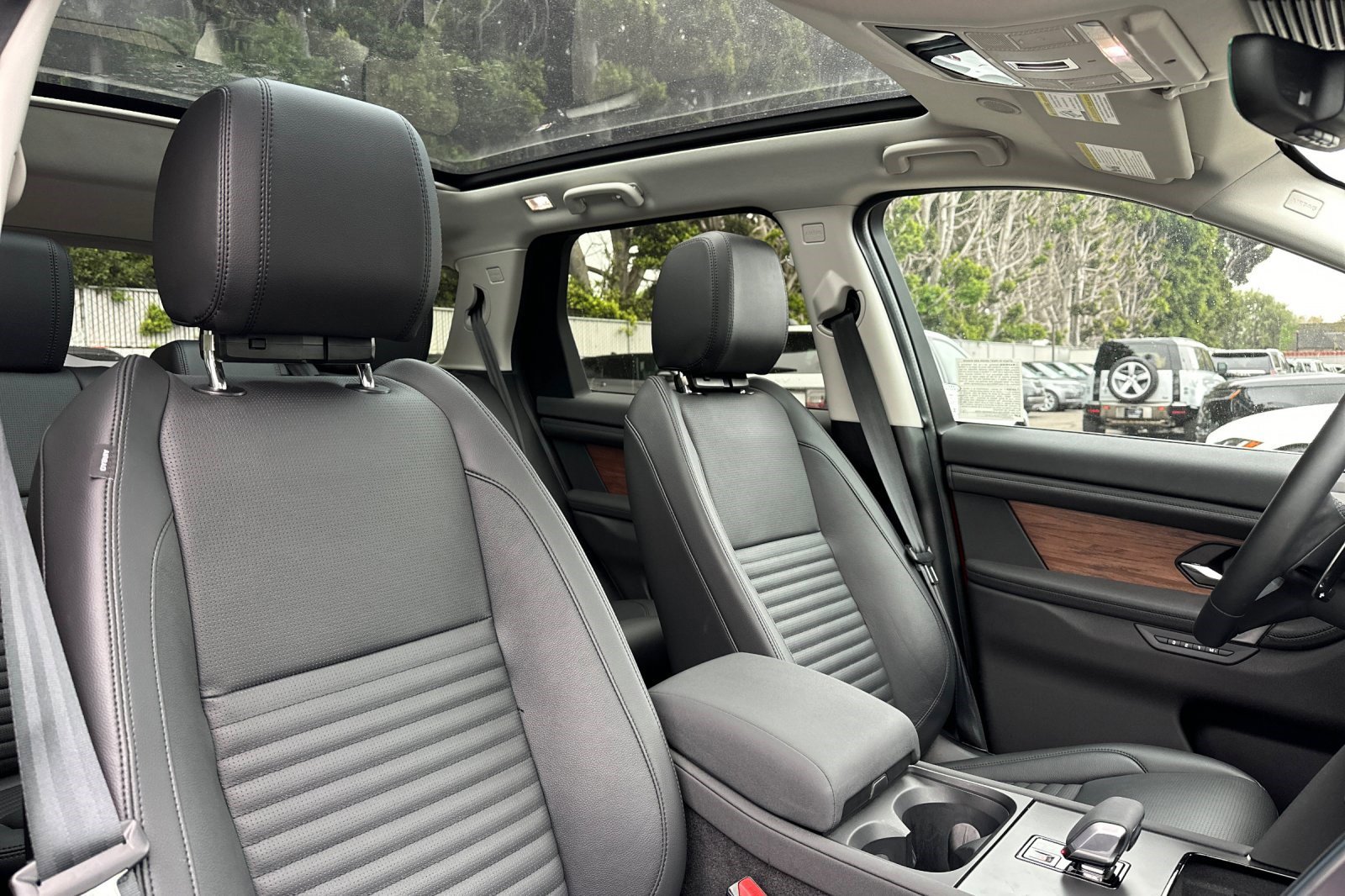2024 Land Rover Discovery Sport S photo 27