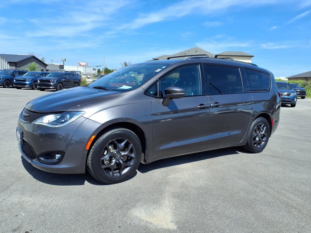 2019 Chrysler Pacifica Limited photo 2
